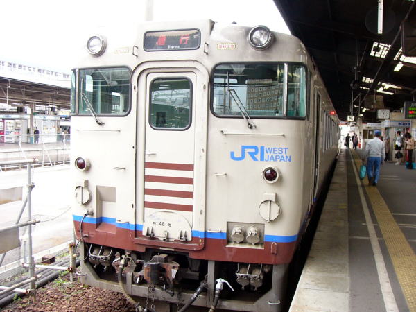 快速「ことぶき」の折り返しが、急行「つやま」になります。